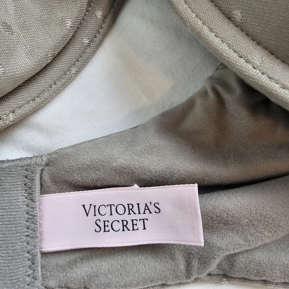 Victoria's Secret Body By Victoria Lined Perfect Coverage Bra Size 38C Gray Dot